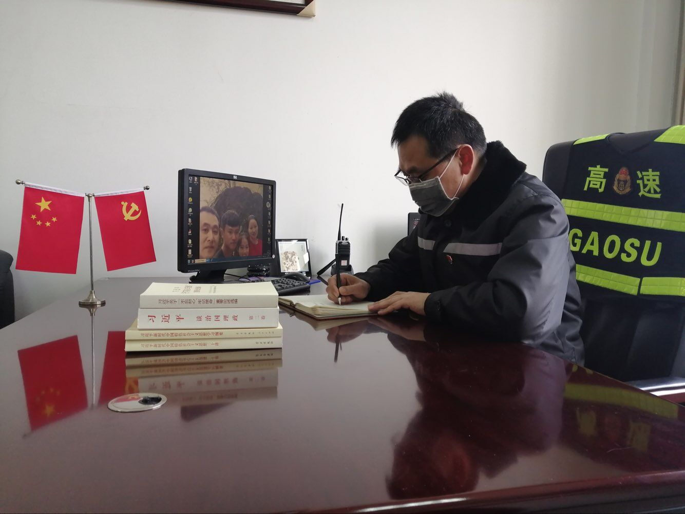 界阜蚌公司利辛東站青年團員積極做宣傳志愿者，在收費廣場發放“知艾防艾宣傳單”，營造良好的艾滋病防治社會環境。.jpg