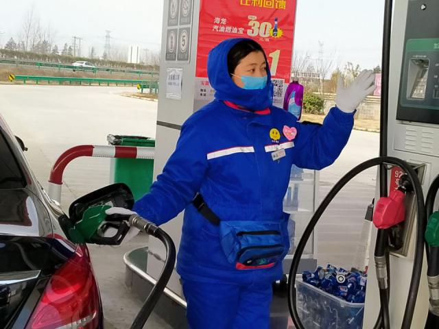 不忘初心，孕媽媽用愛服務不后退-鳳臺站高引引正在進行加油服務.jpg