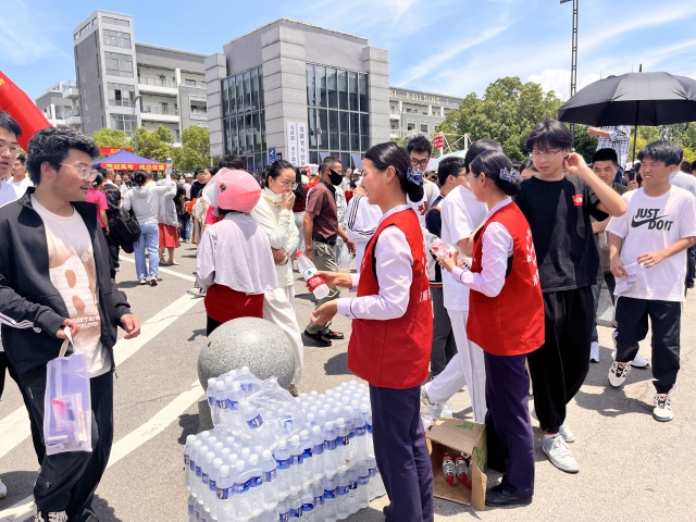 6月7日，德上高速淮南處壽縣站暢淮青年服務(wù)志愿者吳瑞瑞、莊曉曉為考生提供飲水...JPG